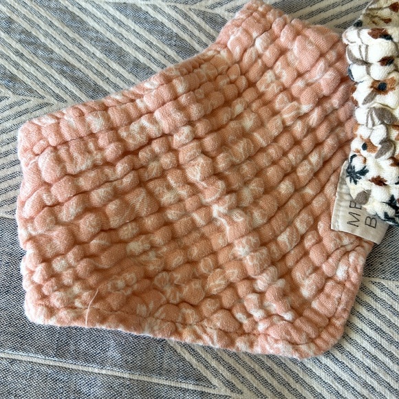 Mebie Baby Bibs & Swaddle Blanket - Picture 4 of 4